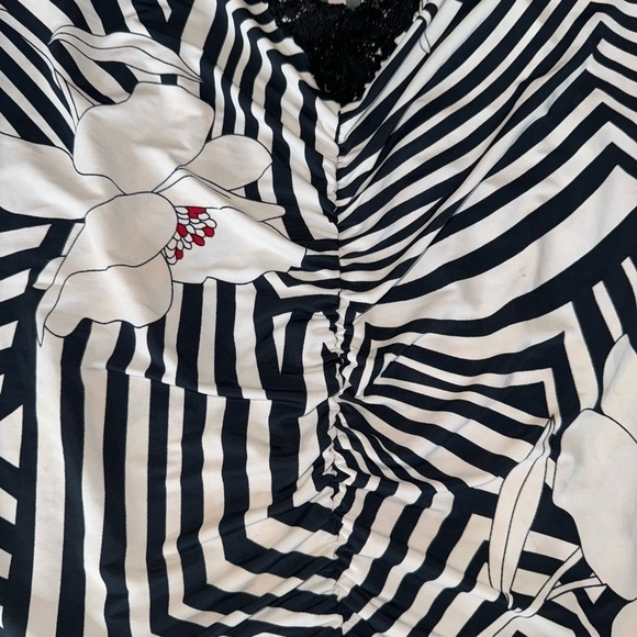 Ladies blouse. Size medium. - Picture 2 of 3